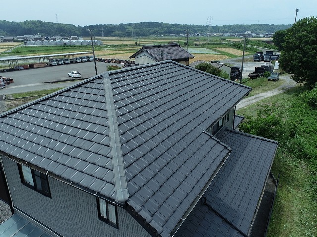 ドローン点検を行っている平板瓦で仕上げた住宅の屋根