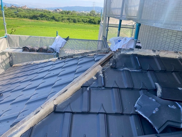 屋根棟瓦取り直し工事で既存の棟瓦を取り外した後の垂木劣化状況