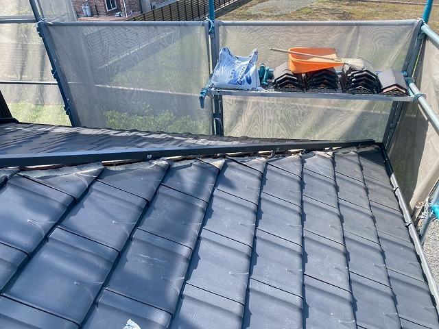 棟瓦取り直し工事の隅棟に樹脂胴縁の取り付けが完了した状況