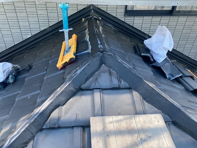 棟瓦取り直し工事で防水性や耐久性に優れる南蛮漆喰を用いて土台を構築