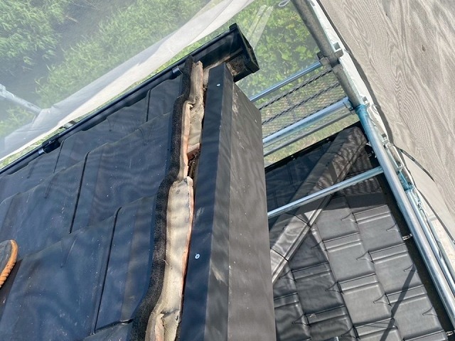 屋根袖瓦取り直し工事の袖垂木への水切り板金取り付けが完了