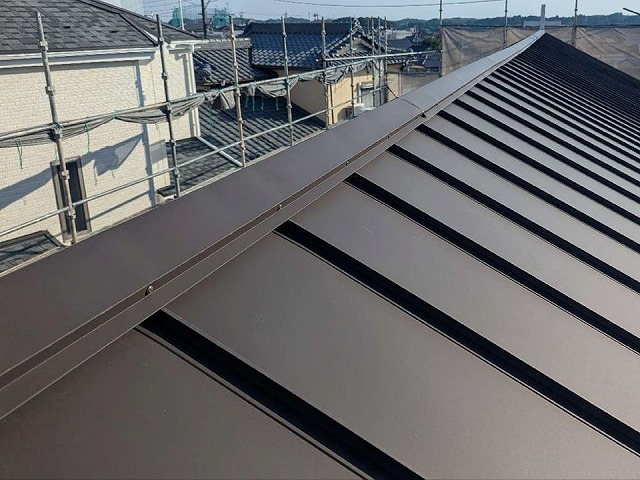 屋根カバー工事のステンレスビスを使った棟板金の設置状況