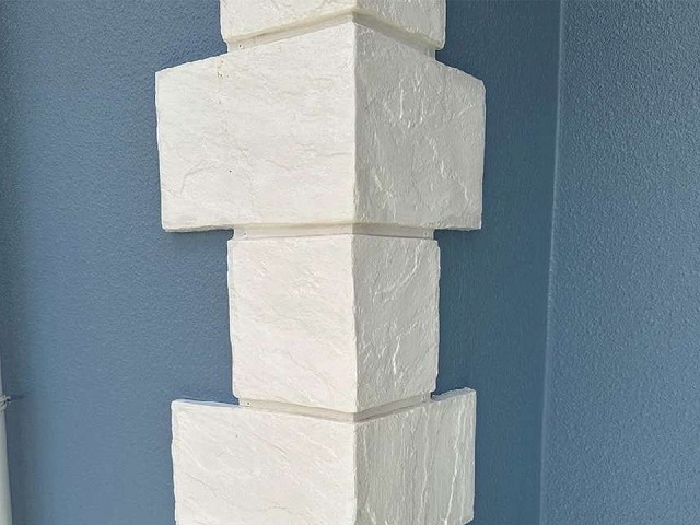 外壁塗装リフォームの出隅部石調装飾材への塗装