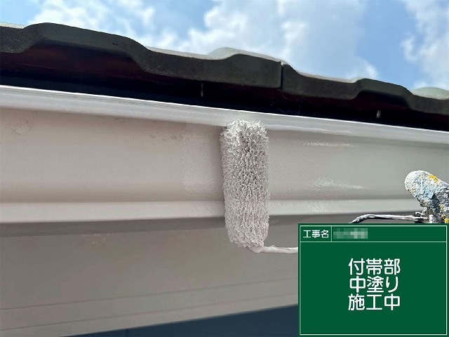 外壁塗装リフォームの雨樋への中塗り工程