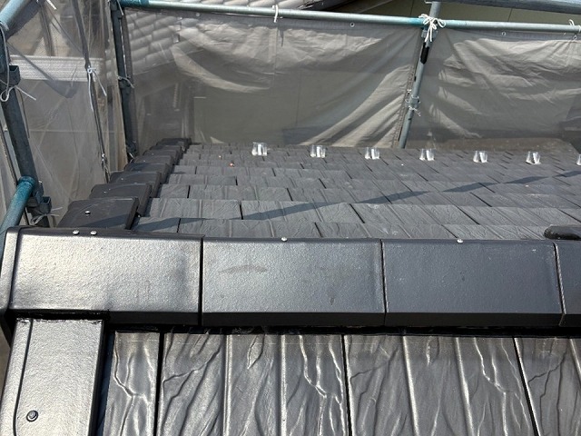 屋根板金役物取り替え工事の棟瓦や袖瓦の設置が完了
