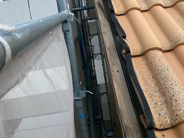 袖瓦取り直し工事の既存袖瓦の取り外し後の下地木材の劣化状況