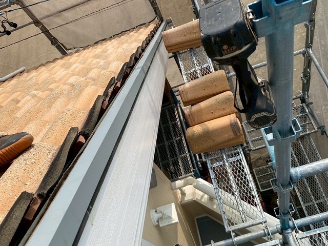 ケラバ部の袖瓦を固定する下地木材への水切り板金補強