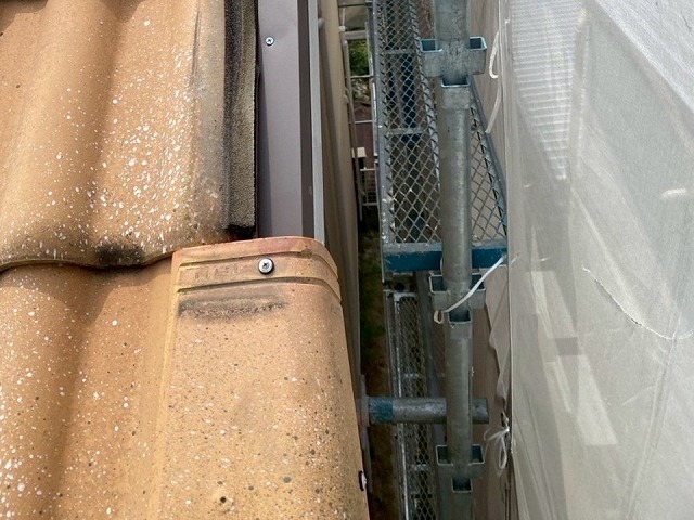 袖瓦取り直し工事のパッキン付きのステンレスビスによる袖瓦固定状況