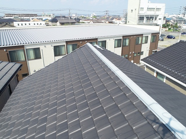 陶器瓦屋根に設置されている板金役物の劣化状況を確認した屋根点検