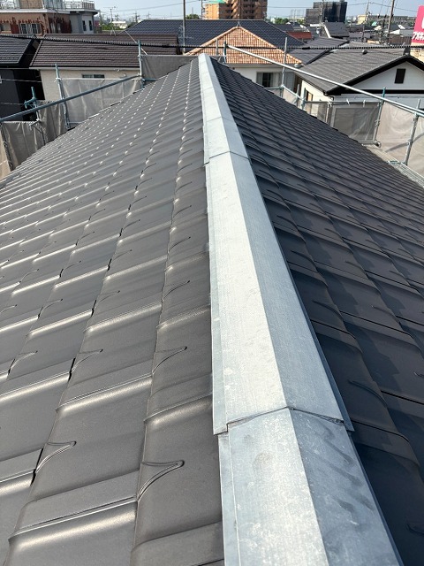 経年劣化が生じて棟板金の浮きが生じている状況