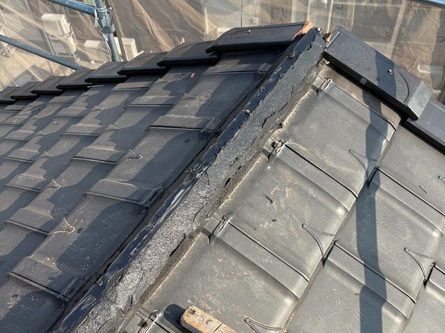 役物取り替え改修工事で「モルロック」を使って棟の土台を構築