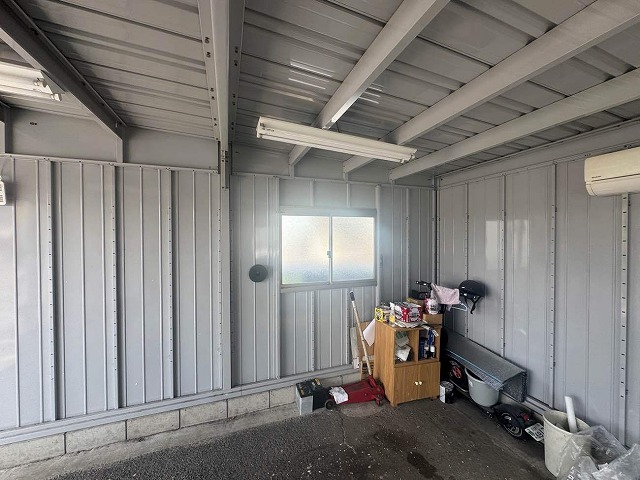 夏場の室内温度が上昇しやすいガレージ内の様子