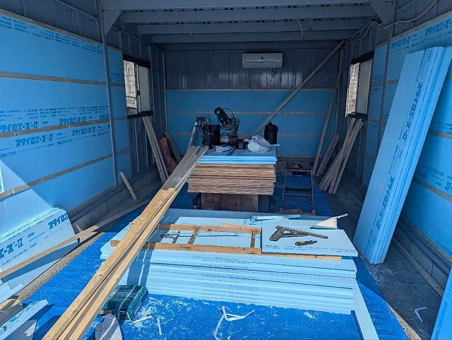 ガレージ断熱工事で壁面への断熱材「スタイロフォーム」の設置が完了