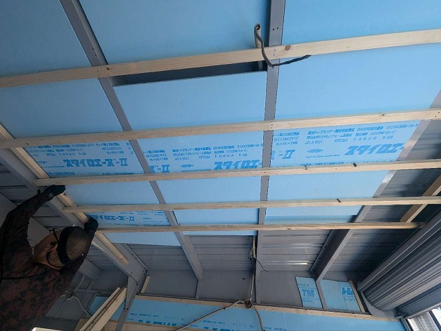 ガレージ断熱工事の天井への下地組みとスタイロフォームの設置