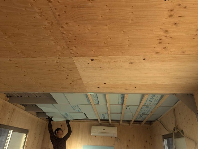 ガレージ断熱工事で天井へ構造用合板を張っている様子