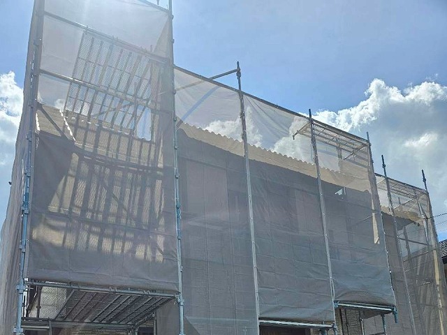 住宅屋根棟瓦取り直し工事の足場設置工程