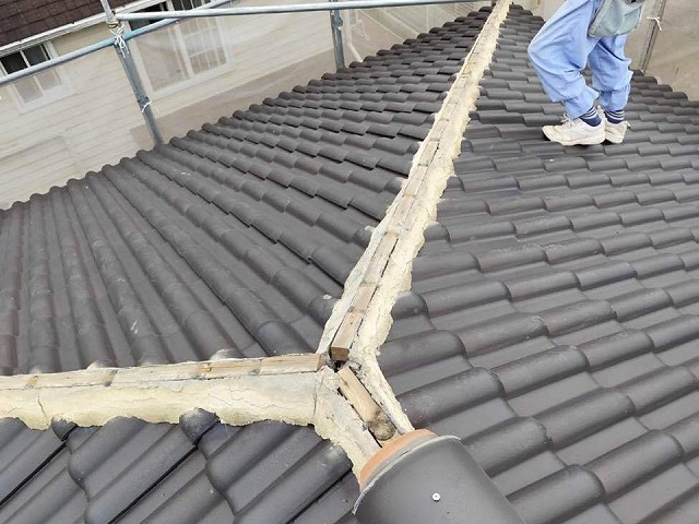 屋根棟瓦取り直し工事で既存棟瓦の取り外し後の漆喰劣化状況