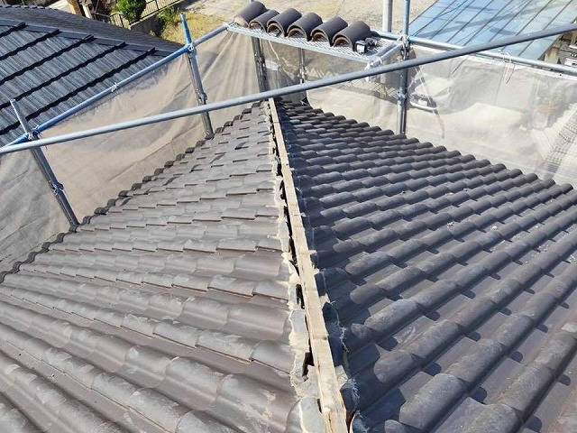 屋根棟瓦取り直し工事の既存棟土台部の漆喰の撤去が完了