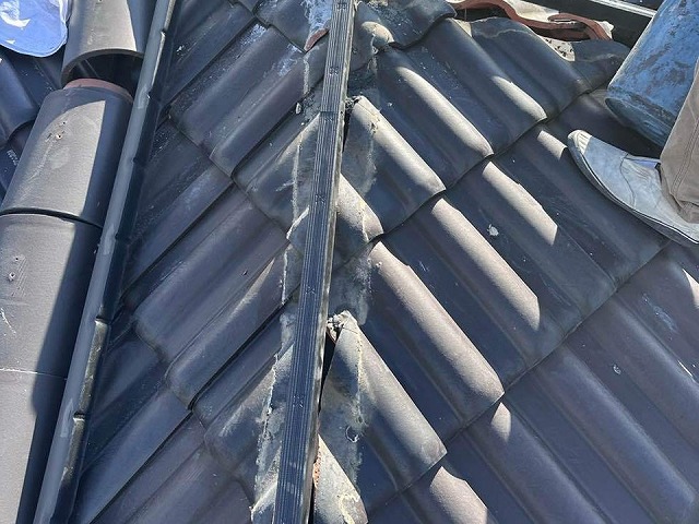 屋根棟瓦取り直し工事の受け金物への樹脂垂木取り付け