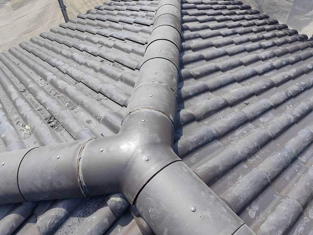 屋根棟瓦取り直し工事の取り外していた棟瓦の再設置が完了