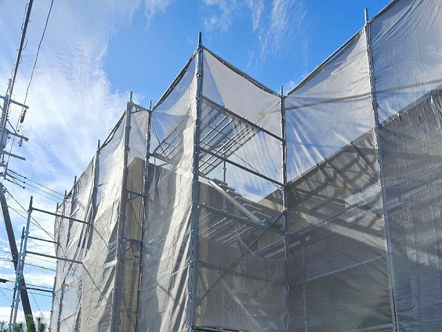 屋根棟部役物取り替え工事の足場設置後のメッシュシート張り