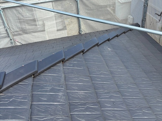 棟部役物取り替え改修工事の隅棟板金役物への差し棟同質瓦役物設置