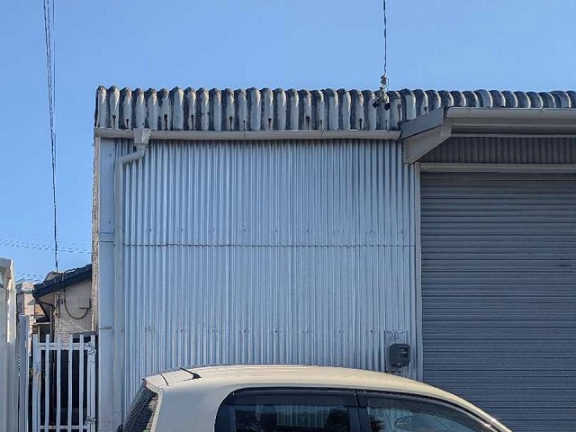 貸倉庫の波型スレート屋根の変色や苔などを確認した現場調査