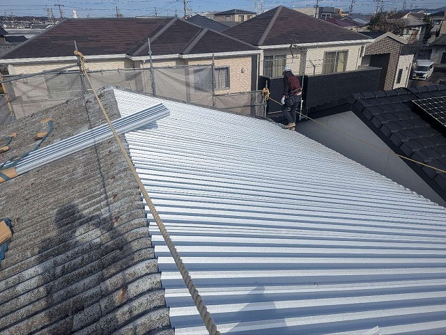 貸倉庫屋根カバー工事の折板屋根の施工状況