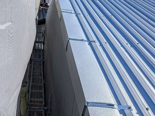 貸倉庫屋根カバー工事のケラバ板金への押さえ役物設置状況