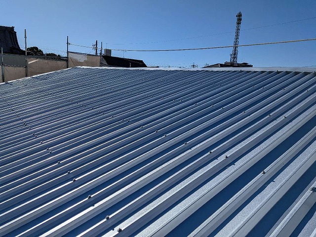 貸倉庫屋根カバー工事の完成状況