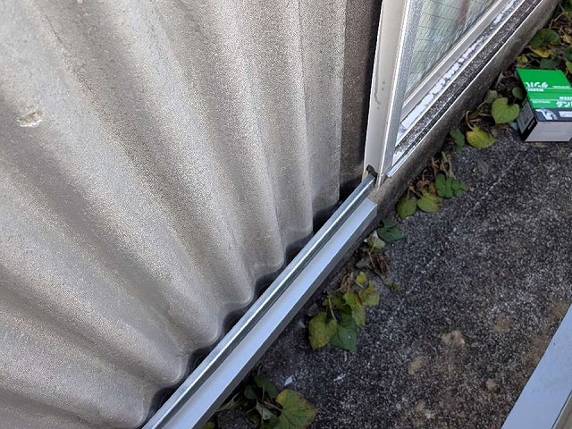 倉庫建物外壁カバー工事のガルバリウム鋼板材を固定するための下地材取り付け