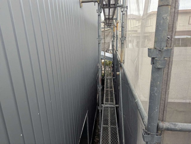 貸倉庫外壁カバー工事でガルバリウム鋼板材をステンレスビスで固定