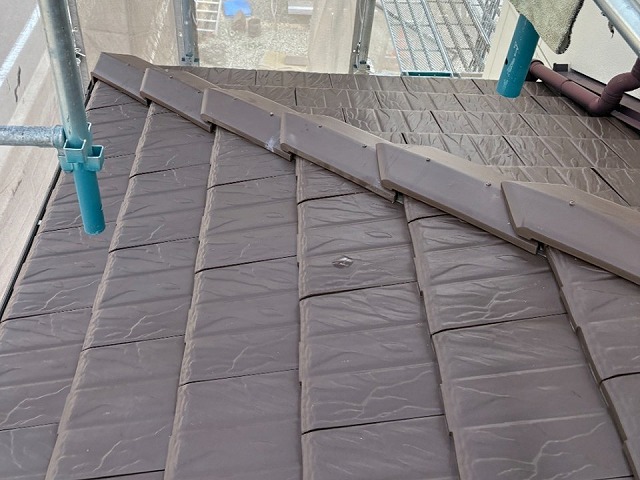 下屋根の隅棟部への陶器瓦同質瓦役物カバー設置