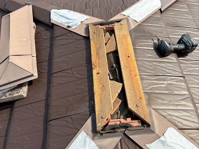 棟役物取り替え改修工事の既存棟板金の取り外し状況