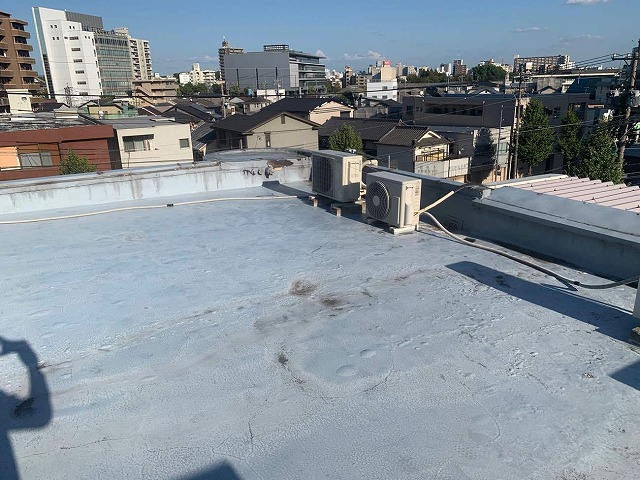雨漏り調査で確認した陸屋根のウレタン塗膜防水の劣化状況