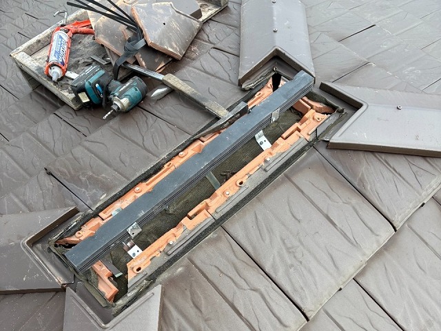 棟役物取り替え改修工事の補強金物および樹脂胴縁取り付け工程