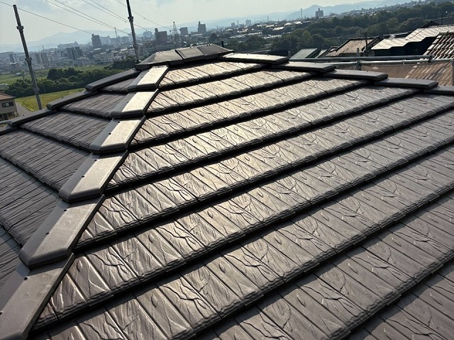 棟役物取り替え改修工事の三角冠瓦の設置が完了