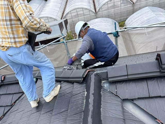 棟瓦取り直し工事の取り外していた棟瓦をステンレスビスで固定している様子