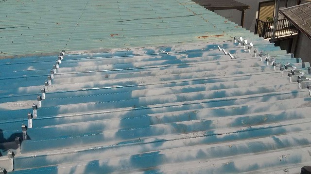 さび止めを行った折板屋根の上にタイトフレームを取り付けている様子