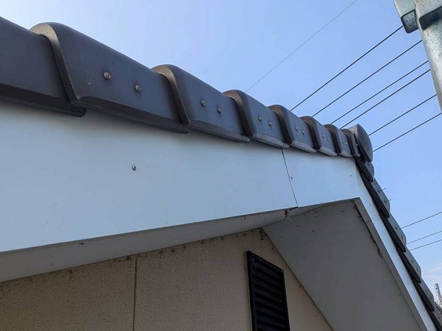 既存破風板へガルバリウム鋼板を重ね張りする巻き工事が完成