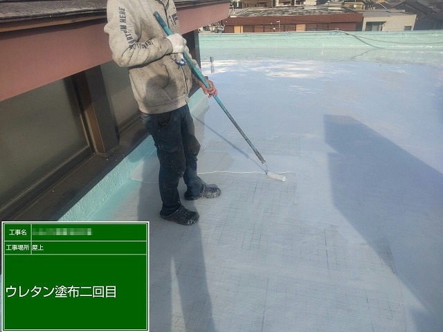 DSカラー・ゼロを使って屋上防水工事を行う職人の様子