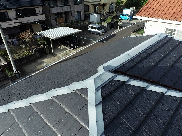 住宅平板瓦屋根の無料点検で棟板金の色あせを確認