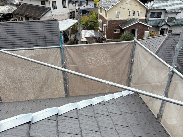 屋根役物取り替えメンテナンスの安全を確保するための足場設置工程