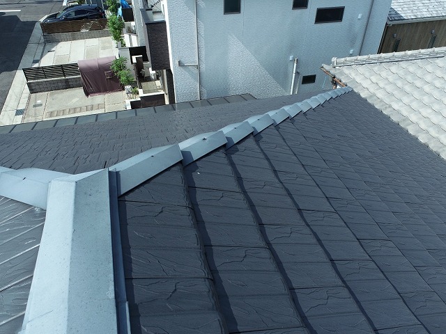 ドローンを用いて防災瓦屋根の劣化状況を点検している様子