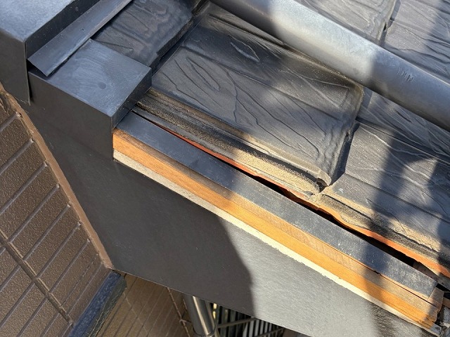 既存の木下地に水切り板金を被せてケラバ部の下地を補強した状態