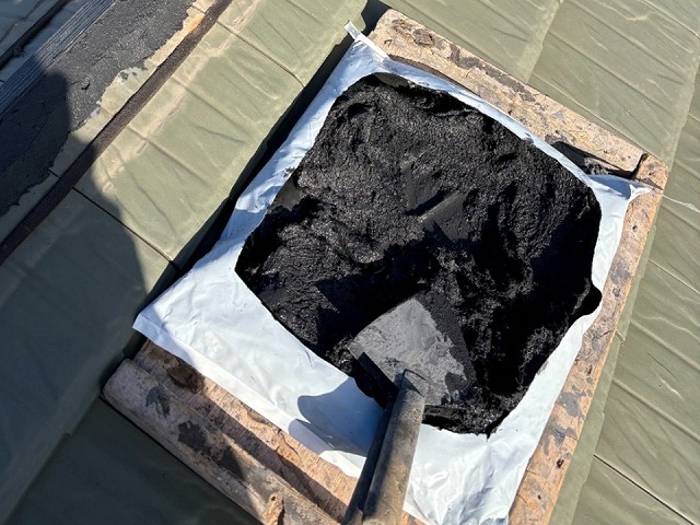 屋根役物取り替え改修工事でモルロックを塗り付ける下準備の様子