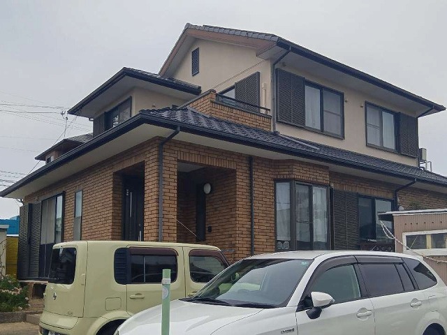 平板瓦と板金役物を組み合わせた屋根仕様となっている住宅の外観