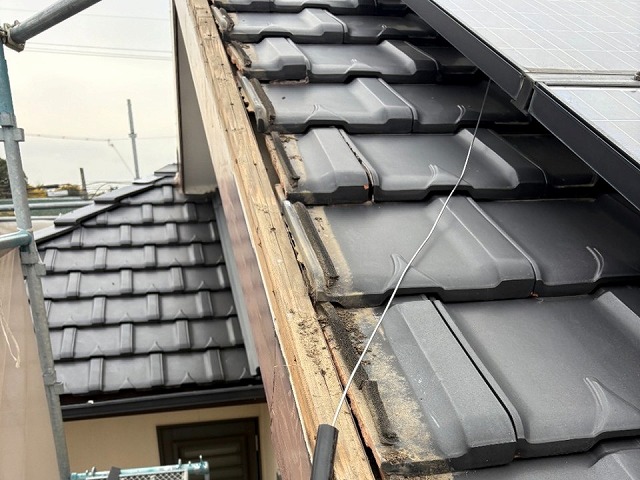 ケラバ板金撤去後に露出した木下地の状態