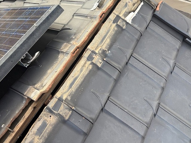 大棟部の棟板金と下地材の撤去が完了した状態