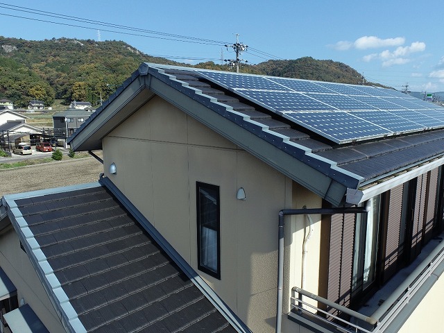 防災瓦屋根とケラバ板金、太陽光パネルを間近で撮影した様子